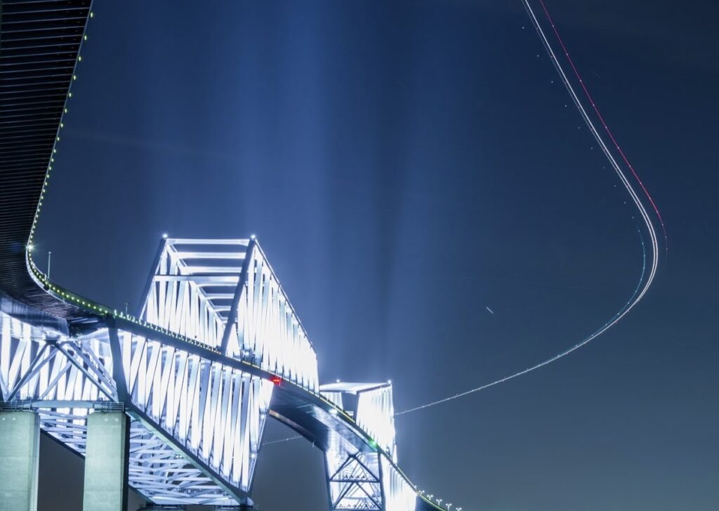 東京ゲートブリッジと飛行機の光跡